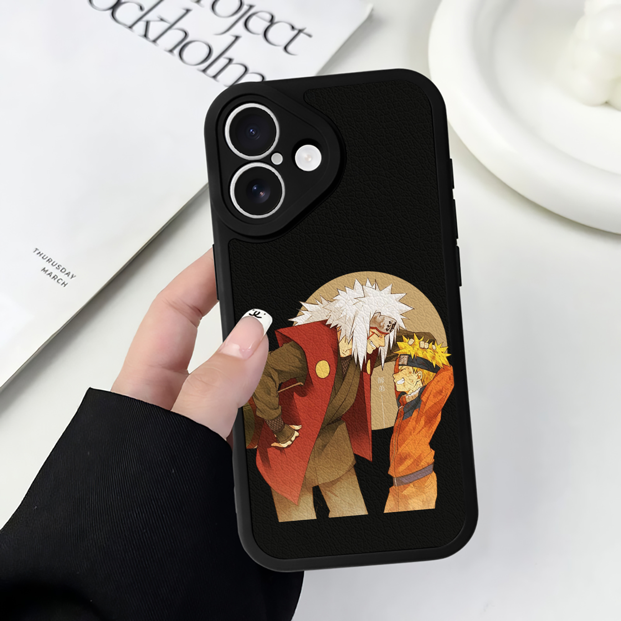 （画像用） NARUTO -ナルト- 自来也（じらいや） Jiraiya 【iPhone 16シリーズ対応】シリコンスマホケース（レザー調） 材質：シリコン